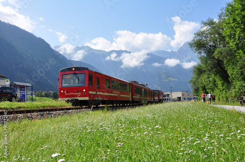 Zillertalbahn vor Bergkulisse / Österreich