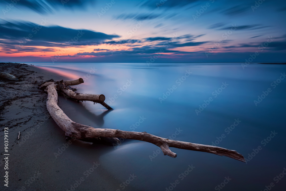Fototapeta premium Błękitna magia - długi ujawnienie seascape przed wschodem słońca