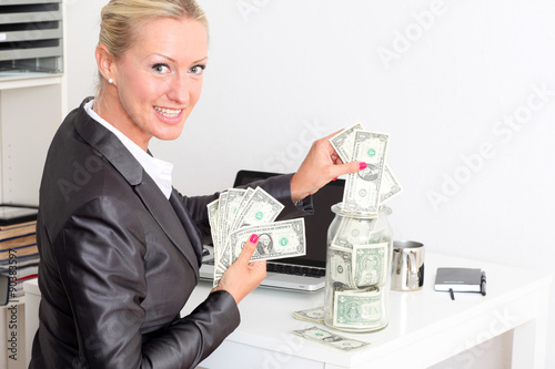 Geschäftsfrau verwaltet das Geld in der Agentur