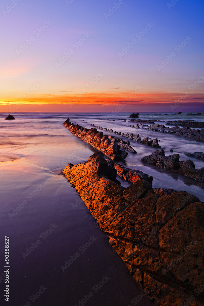 Obraz premium rocks in Barrika with sunset reflection