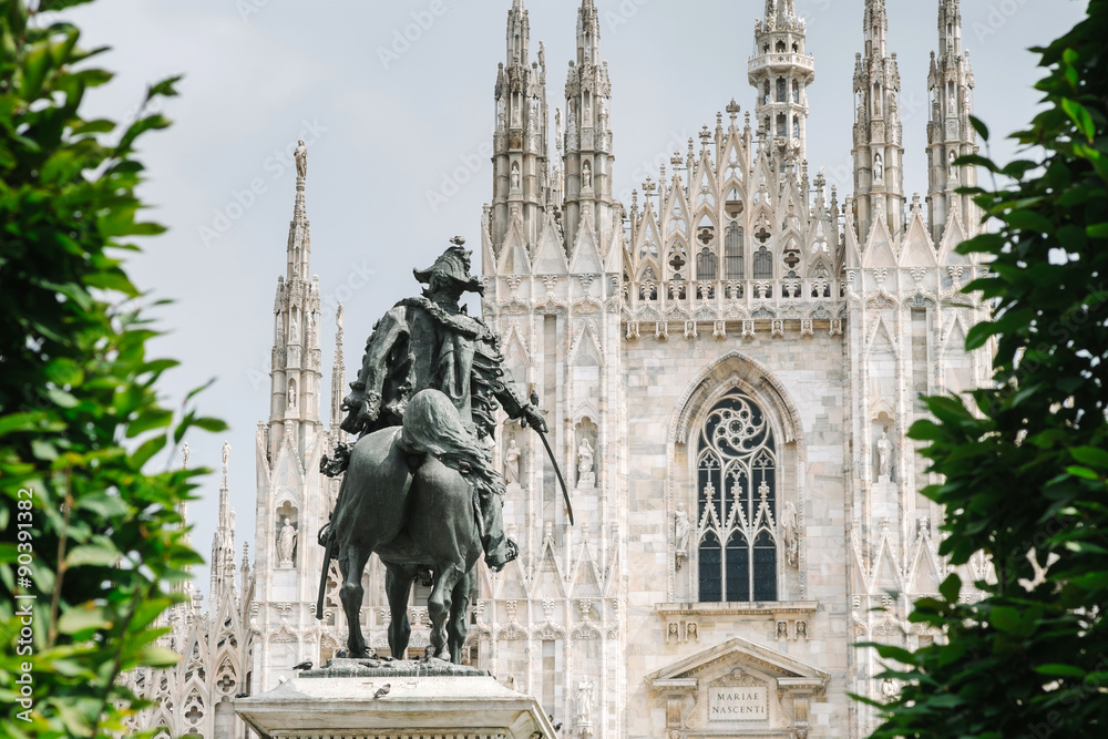 Milano, facciata del Duomo e monumento a Vittorio Emanuele II