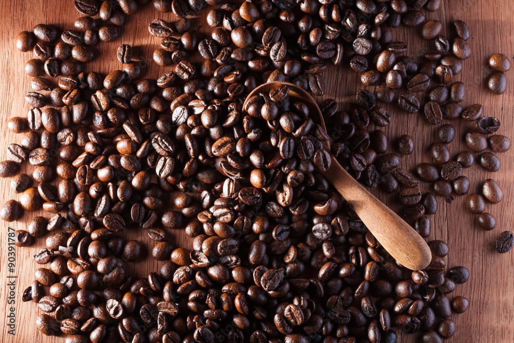 Obraz premium Coffee beans in wooden spoon close up