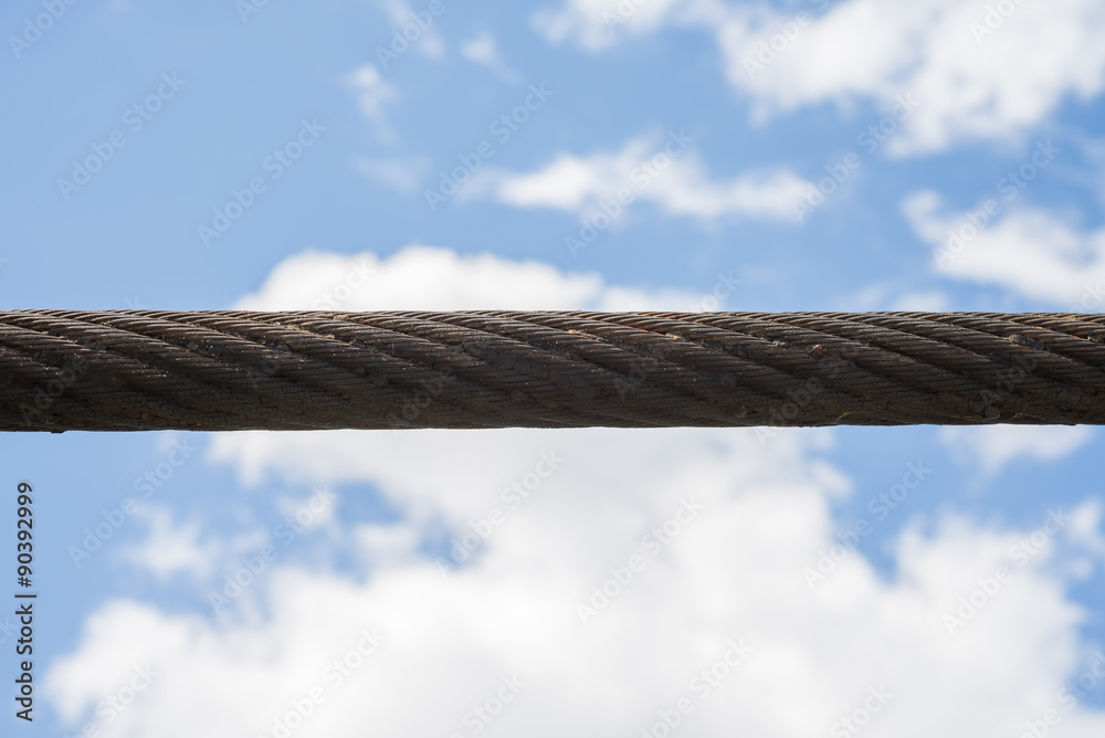 Трос на фоне неба