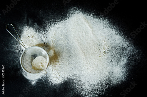 Fotografie sieve and a flour