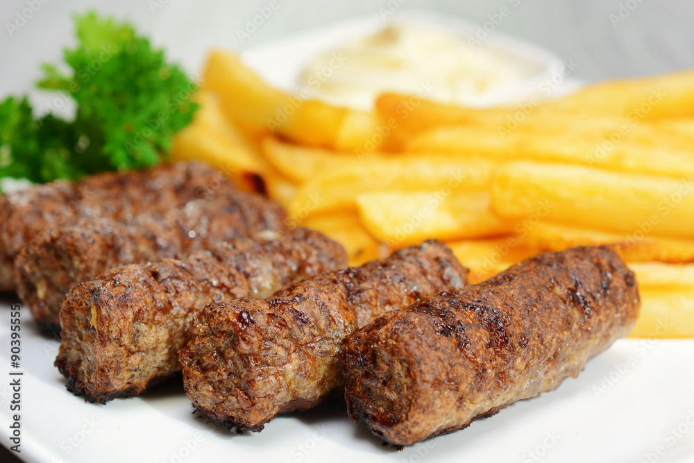 Wunschmotiv: Cevapcici mit Pommes Frites, Mayonnaise und Petersilie als Mahlzeit und Speise auf Tell