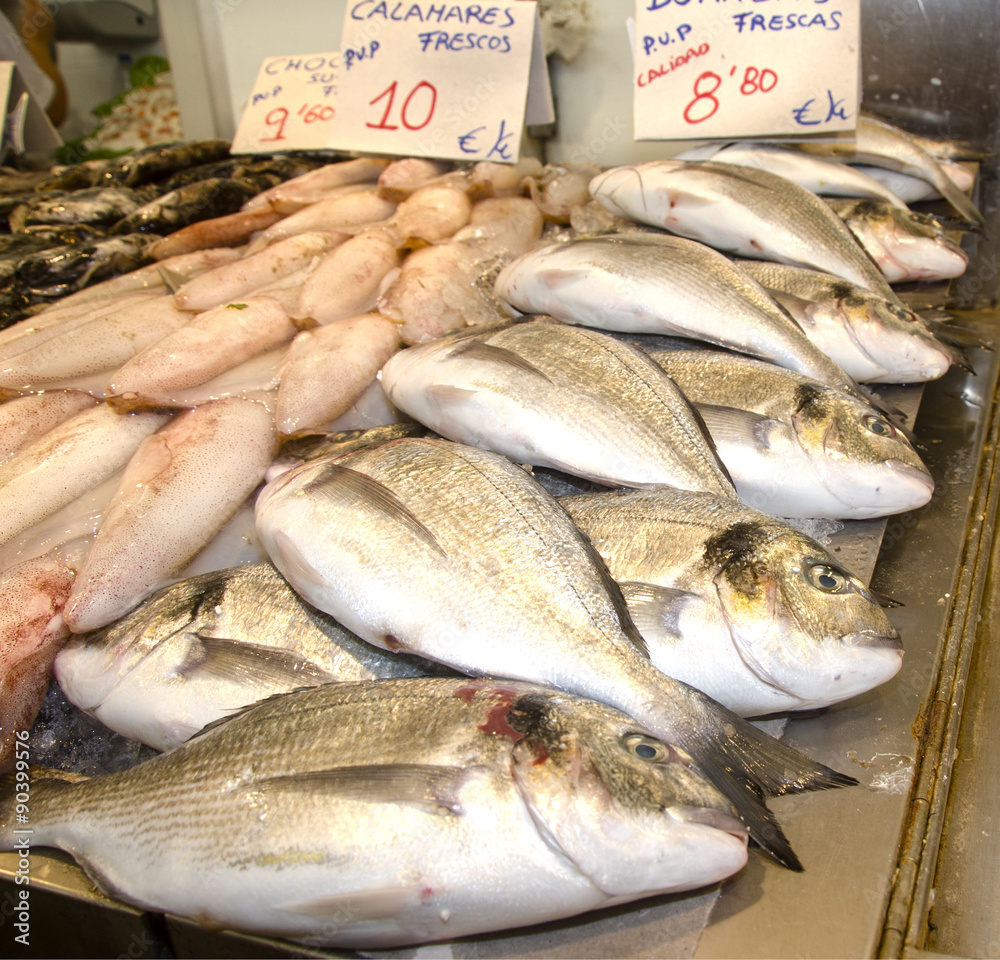 Puesto de pescado en el mercado de Cádiz. España