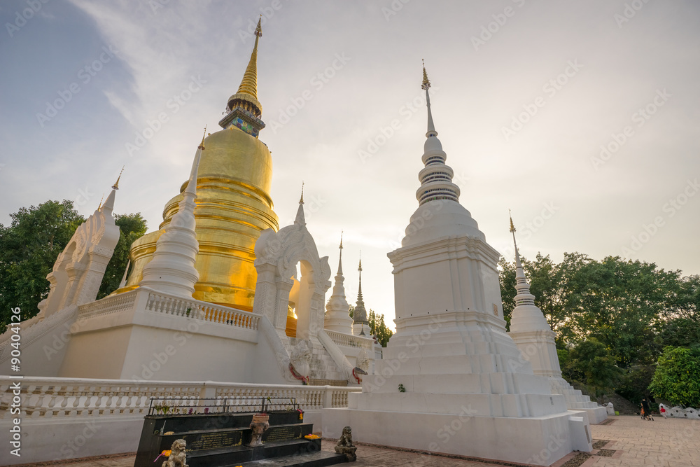 Fototapeta premium Pagoda white and gold