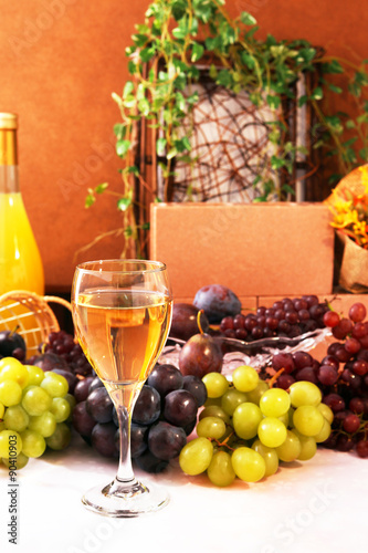 新鮮な葡萄とワイン