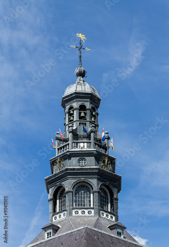 Kerktoren tegen blauwe lucht.