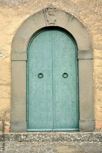 Wooden door / typical wooden door in an Italian city © Famed01
