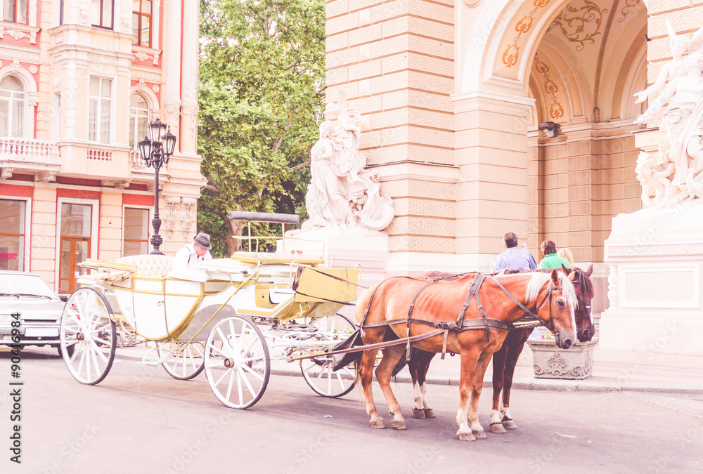 Fototapeta premium Карета с лошадьми для прогулок по городу. Одесса, Украина