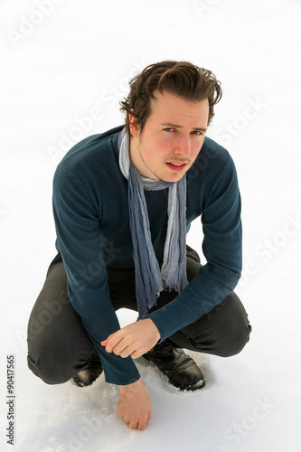 Hombre Joven Aislado con fondo de Nieve