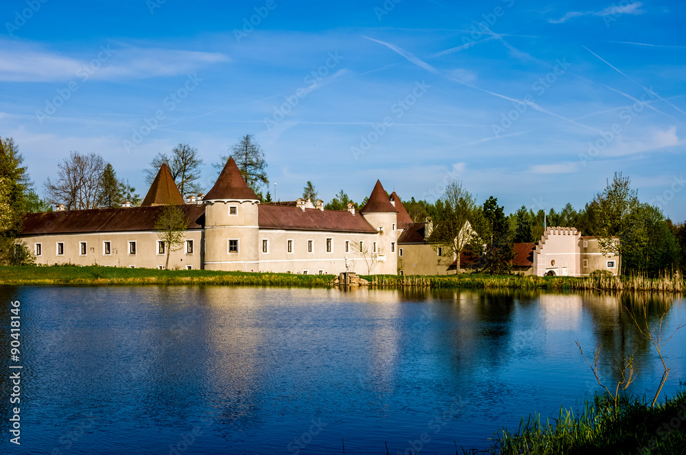 A calm lake in the foreground and castle Waldreichs (german Schloss Waldreichs) in the background. 