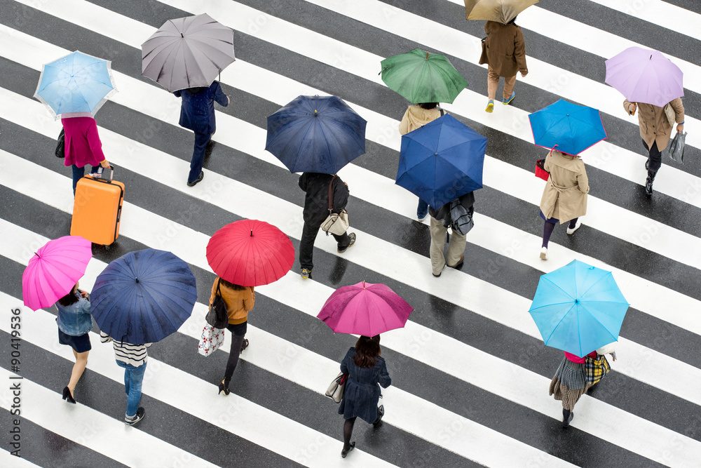 Naklejka premium Ludzie w Shibuya Tokio Japonia z parasolami