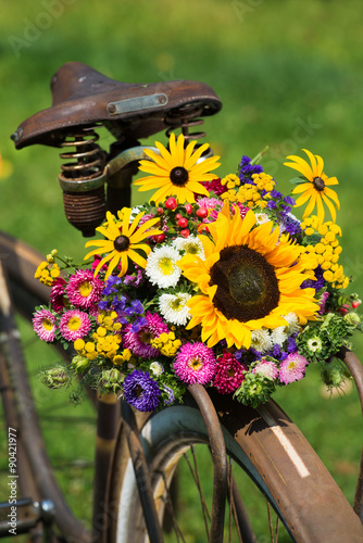 Fototapeta Naklejka Na Ścianę i Meble -  Altes Fahrrad mit Sommerblumen