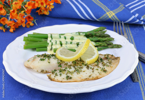 Foto Tilapia filets with a side of asparagus hollandaise.