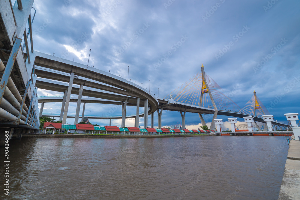 Obraz premium Klong ladpho flood way and Bhumiphol bridge across Chaopraya river in Thailand.
