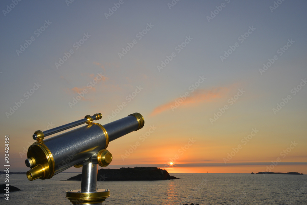 Coucher de soleil à la lunette sur Saint Malo (35400), département d' Ille-et-Vilaine en région Bretagne, France Coucher de soleil à la lunette sur Saint Malo (35400), département d' Ille-et-Vilaine en région Bretagne, France