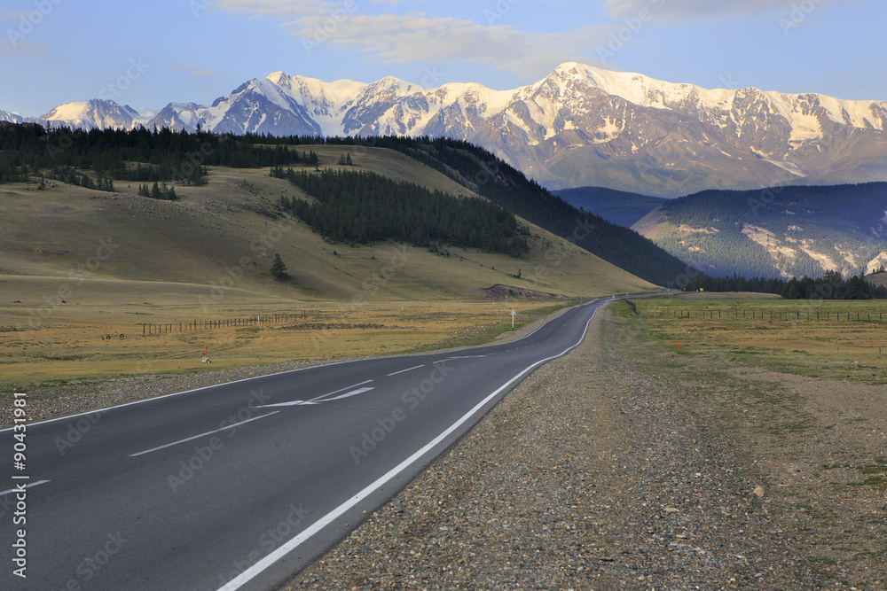 Fototapeta premium Chuysky Trakt and snow caps of North Chuya ridge.