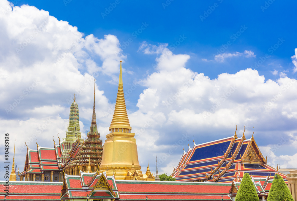 Fototapeta premium Temple of the Emerald Buddha(Wat Phra Kaew) with blue sky Bangkok, Asia Thailand