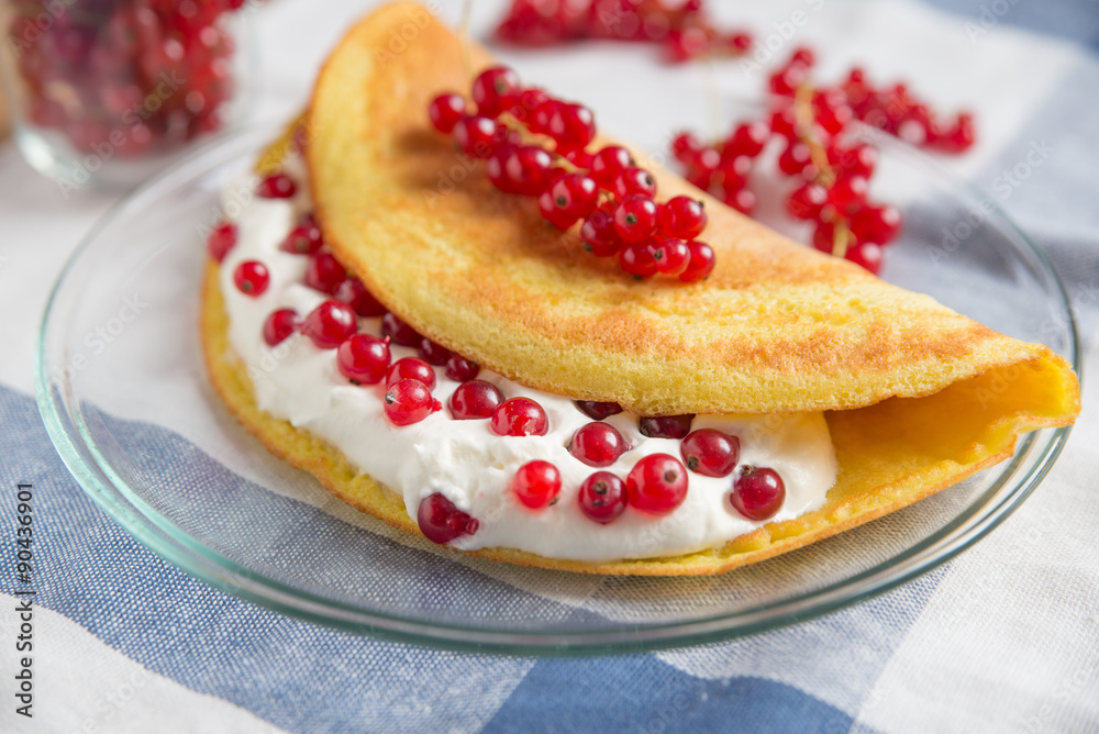 Süsses Omelette mit Quark und Johannisbeeren Stock Photo | Adobe Stock