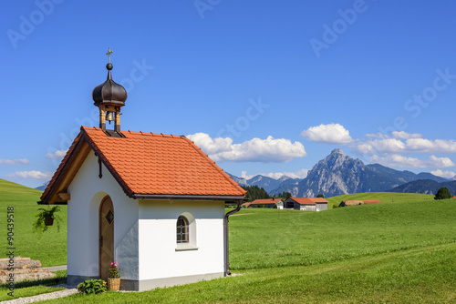 Fototapete typische Landschaft mit Kapelle im Ostallgäu