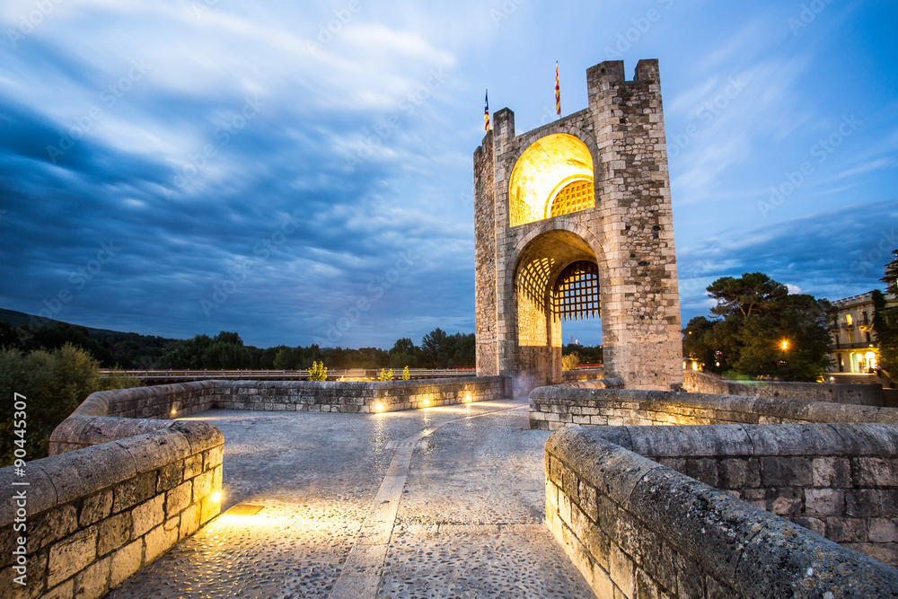Obraz premium Besalu in twilight.
