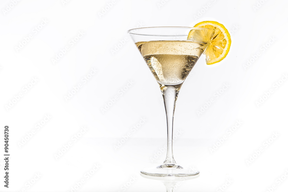 Coppa martini con fetta di limone su sfondo bianco Coppa martini con fetta di limone su sfondo bianco