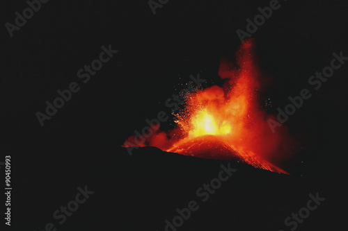 Il vulcano Etna in eruzione