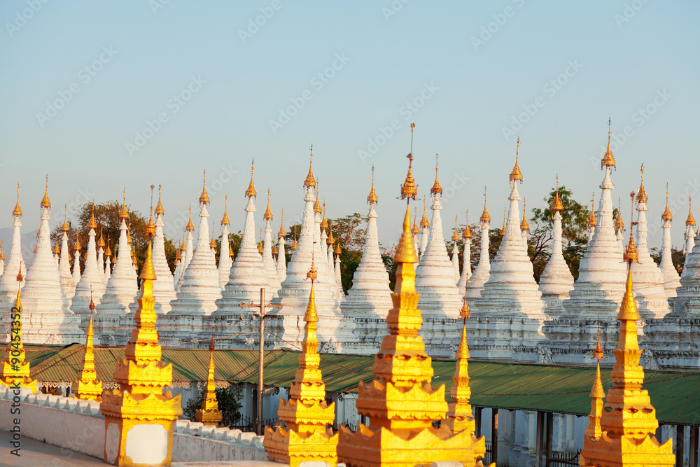 Naklejka premium Kuthodaw Pagoda, Myanmar