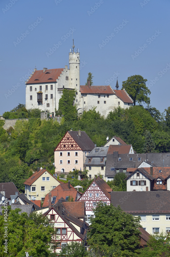 Burg Gößweinstein über den Häusern