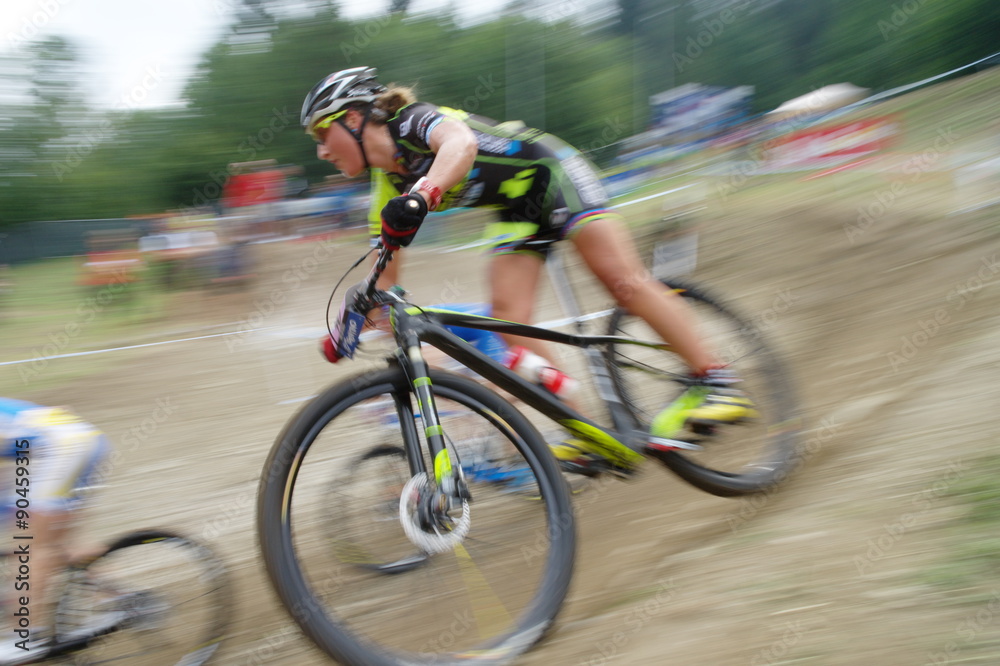Obraz premium female mountain biker in a xc race