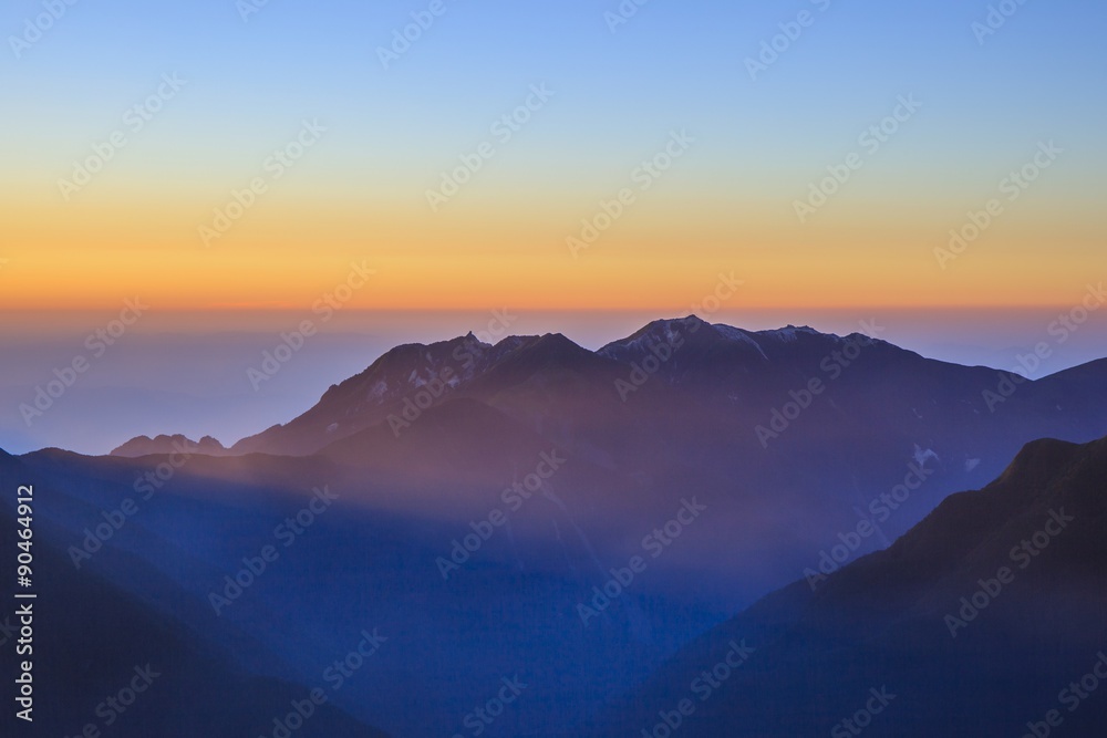 南アルプスの仙丈ヶ岳から望む夜明けの鳳凰三山
