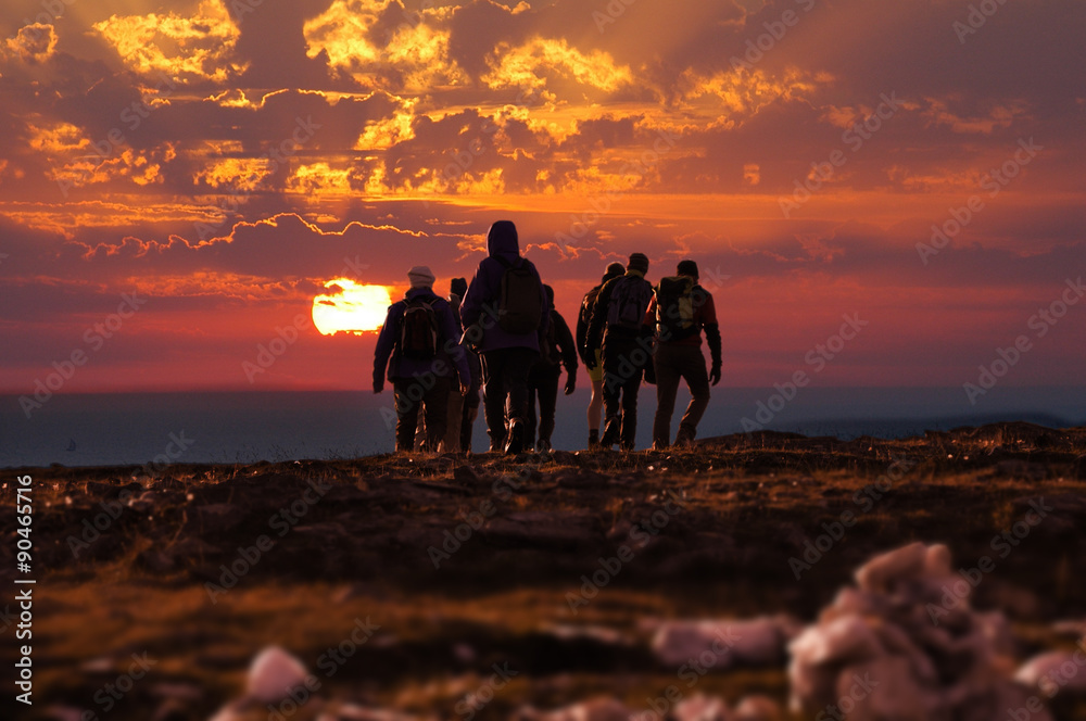 trekking persone al tramonto trekking persone al tramonto