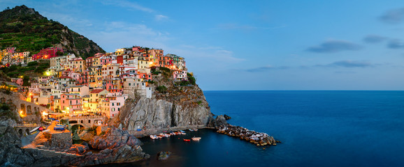 Papier peint photo Ligurie Manarola au crépuscule sur la Riviera  © Marco Saracco