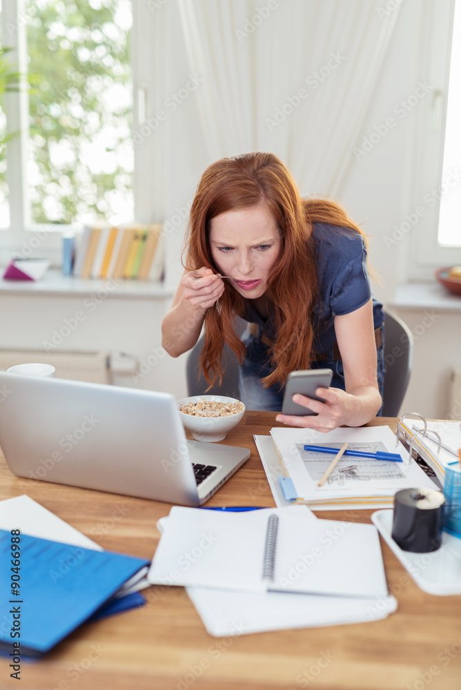 gestresste frau mit computer und handy zu hause gestresste frau mit computer und handy zu hause