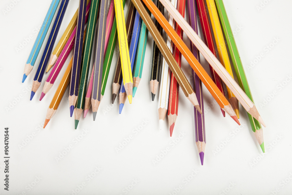 matite colorate su sfondo bianco