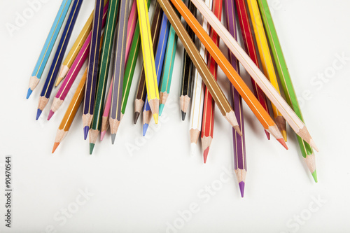 matite colorate su sfondo bianco © alex.pin
