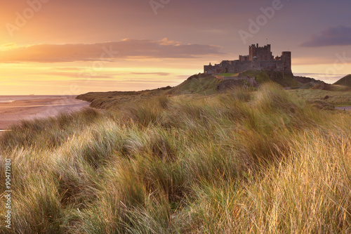 Bilde på lerret Sunrise over Bamburgh Castle, Northumberland, England.