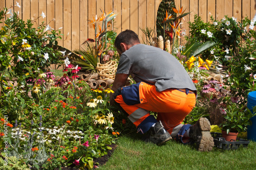 Jardinier dans un jardin public photo