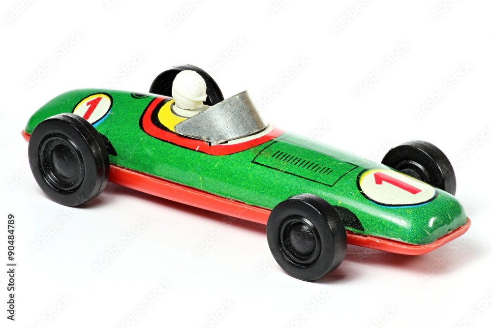 grüner Rennwagen aus Blech isoliert auf weißem Hintergrund