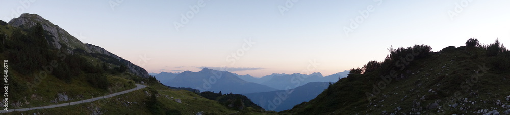 Bergpanorama bei Dämmerung von der Freiburger Hütte - Lechtal - Österreich