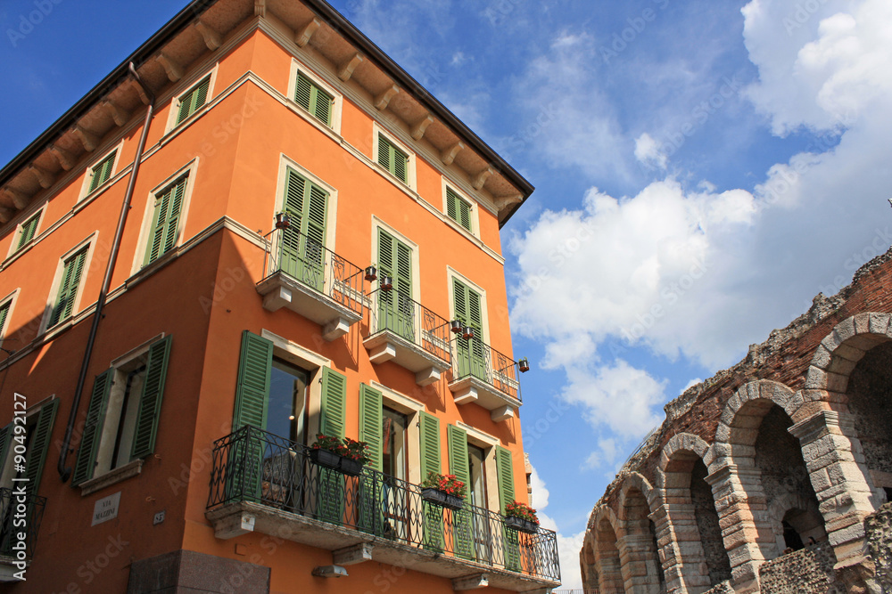 Fototapeta premium Wohnhaus und Arena in Verona