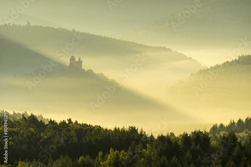 Burg Berwartstein im Morgennebel