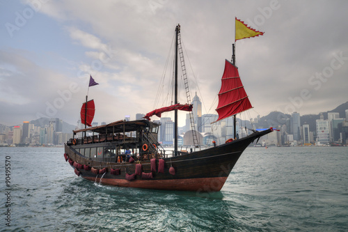 Fotografie Traditional-style Junk in Victoria Harbour, HK