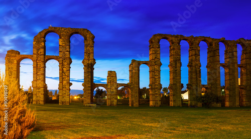 Foto Acueducto de los Milagros in evening