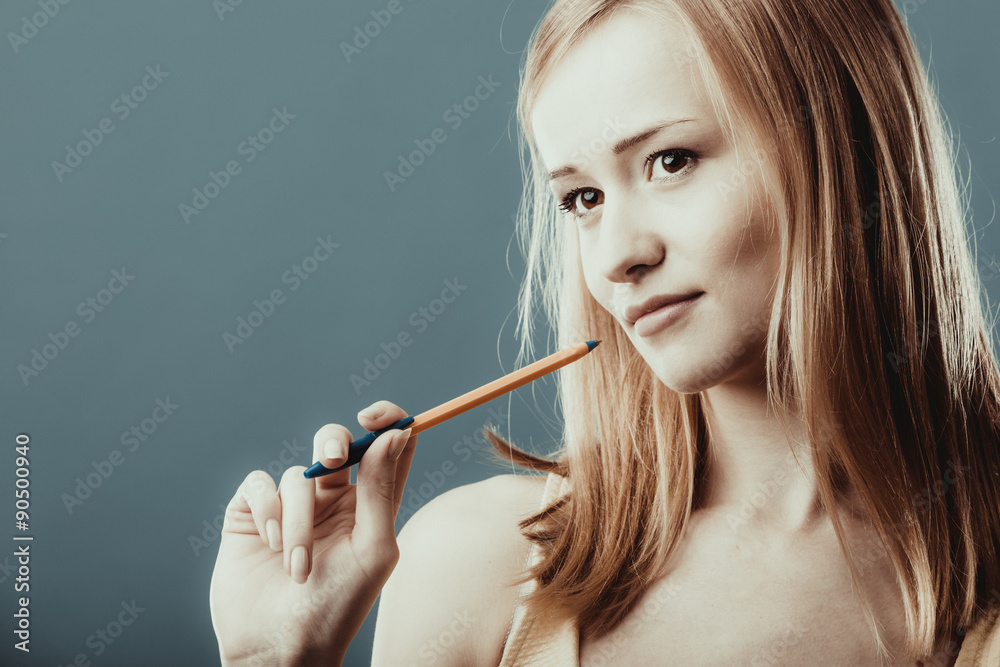 Obraz premium Thoughtful thinking woman face.