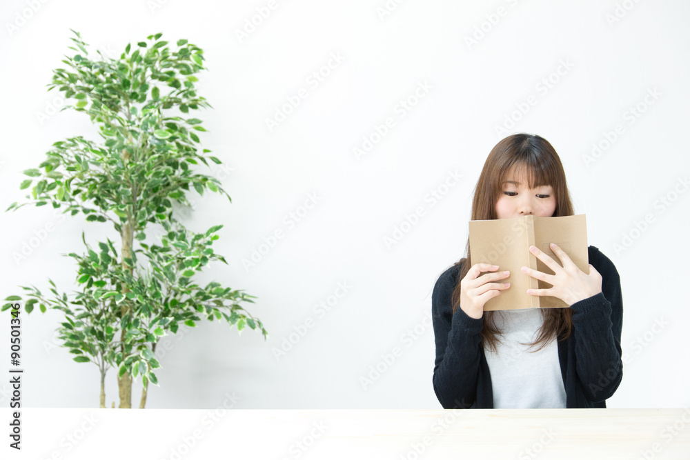 テーブルで読書 テーブルで読書