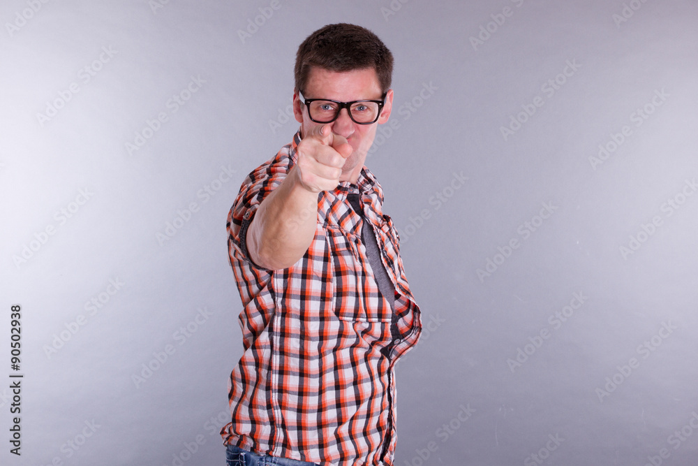 Fototapeta premium Mann zeigt wütend mit Zeigefinger