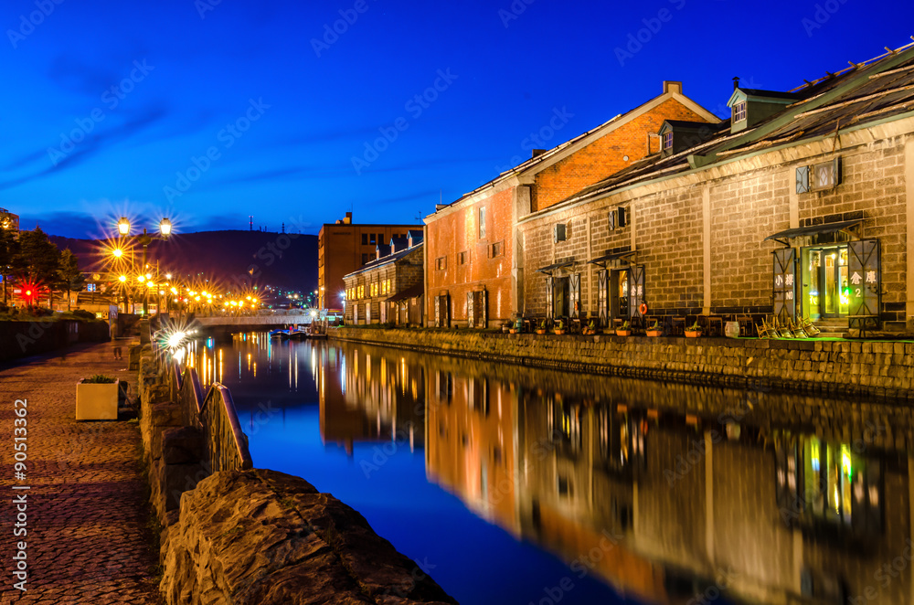 Otaru Canal was a central part of the city's busy port in the first half of the 20th century.Now ,the warehouses were transformed into museums, shops and restaurants.